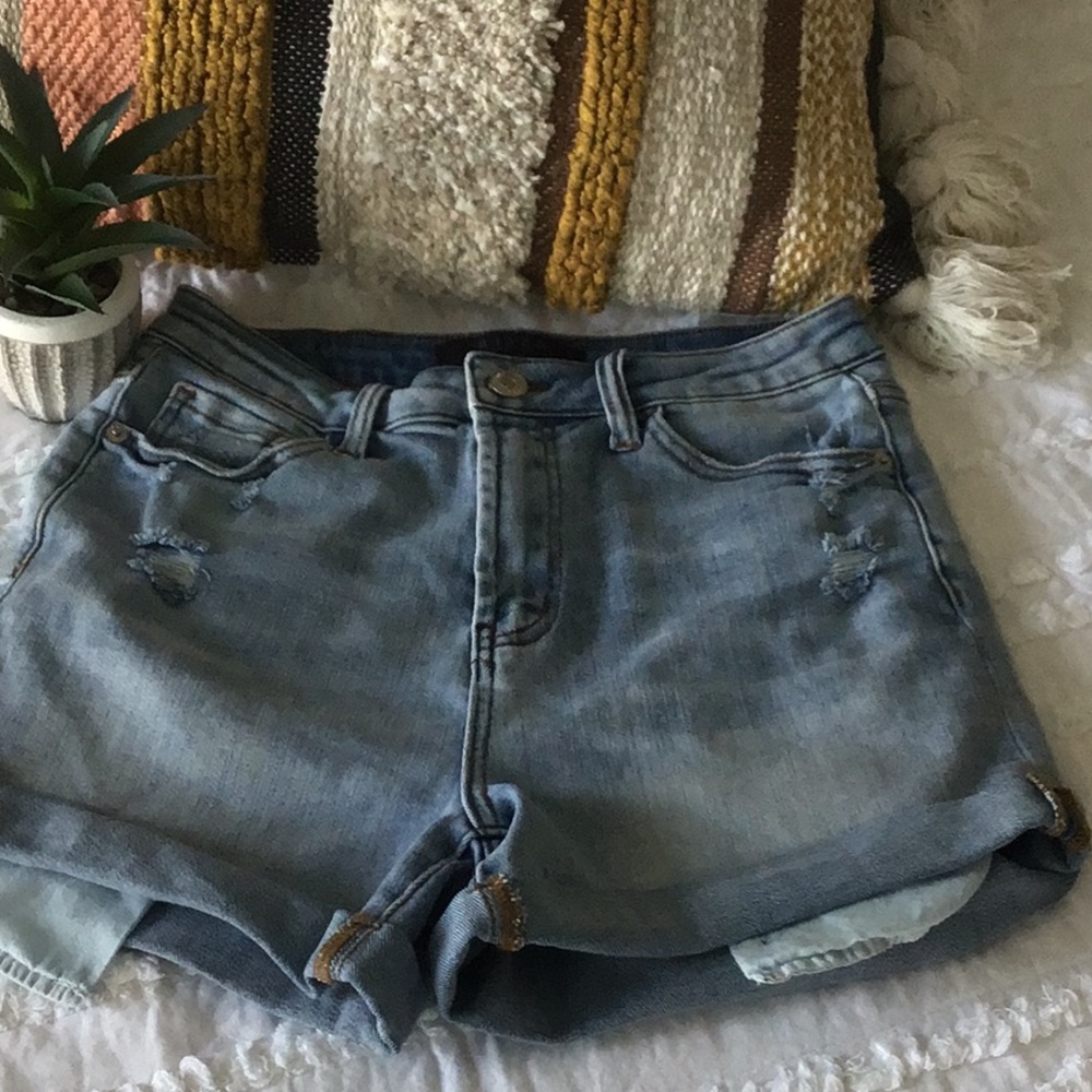 Risen denim shorts